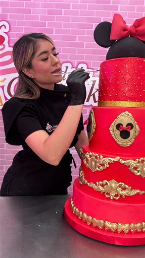 ✨🎀 ¡Minnie Mouse en 4 pisos! 🎀✨ En este tutorial te enseño paso a paso todas las técnicas que necesitas para lograr un pastel espectacular como este 😍🍰. ¡Tú también vas a poder hacerlo desde casa con todos mis tips y secretos! 🧁💖 Gracias a mis amigos de @mabakerandchef @creaycocina @ivquingloves y @LaAlpinaJalisco por ser parte de esta increíble creación ✨🙌. 👉 Guarda este reel y cuéntame en comentarios si te animas a hacer un pastel de 4 pisos como este 🎂🎀. #PastelesCreativos #MinnieMo