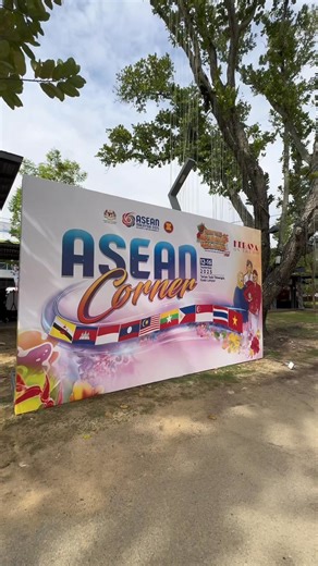Jom kunjungi ASEAN Corner di Festival Budaya Malaysia 2025 (FBM2025) dan rasai sendiri kepelbagaian budaya serantau yang memukau. Dari seni kraftangan, muzik tradisional hingga persembahan tarian unik, setiap sudut menawarkan pengalaman yang memikat deria dan mengeratkan hubungan antara negara-negara ASEAN. 🌏🎶✨ Nikmati pelbagai aktiviti interaktif, ambil gambar menarik dan bawa pulang memori indah bersama keluarga serta rakan-rakan. Jangan lepaskan peluang ini untuk meraikan semangat kebersama