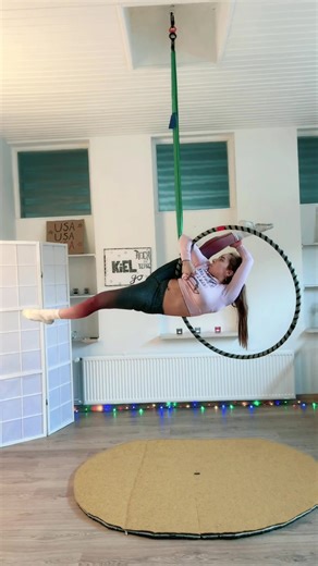 #Aerial #hoop #split combo! poses with split on #Lyra hoop! 😬 I hope u like it 🩷 #lyrahoop
