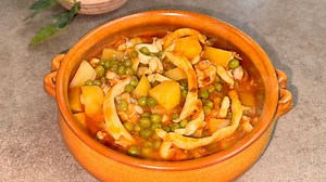Seppie patate e piselli alla napoletana Ingredienti per 4 persone 700 g di seppie (peso già pulite) 350 g di piselli 350 g di patate 2-3 cucchiai di concentrato di pomodoro doppio o triplo 1 pezzetto di cipolla 2 acciughe sott'olio 3-4 cucchiai di olio evo ½ bicchiere di vino bianco Sale fino q.b. Pepe q.b. | Carlo Gaiano