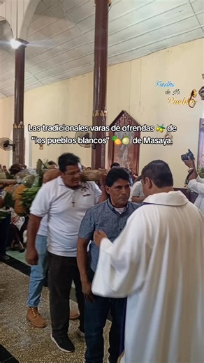 Masaya y sus ofrendas a la C.I del Señor de Esquipulas en la Conquista, Carazo. 🫒🫘💜 Masaya se presenta ante el Señor de Esquipulas con los frutos que brotan de sus tierras benditas: cosechas nacidas del sudor diario, del trabajo honrado y del esfuerzo constante de su gente. Cada ofrenda es acción de gracias, signo de fe viva y reconocimiento de que todo don proviene de Dios. Así, el pueblo eleva su corazón junto a sus frutos, pidiendo que el Señor de Esquipulas bendiga sus campos, sus manos l