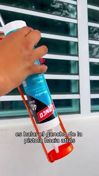 ¡Hola gente linda! Como saben, nos encontramos en el pico de la Temporada de #Huracanes ⛈️ Por lo que me uní a Lanco Puerto Rico para comenzar a enseñarles algunos detalles que deben recordar cuando se encuentren en la preparación de esta temporada 📋✅#LaFerreteraPR 👷🏻‍♀️Preguntas que te debes estar haciendo… 🤔¿Tengo que aplicarle caulking a mis ventanas o marcos de puertas todos los años? 💬 No necesariamente. Te recomiendo hacerlo cuando veas grietas alrededor del marco de tu ventana o puer