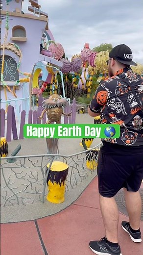 Paying respect to the Patron Saint of Earth Day… the Lorax 🌎🌳#EarthDay #TheLorax #universalorlando
