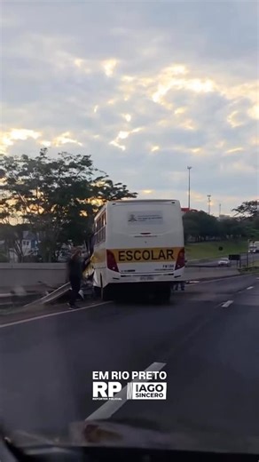 Iago Sincero on Instagram: "Um motorista e uma monitora ficaram feridos após um ônibus escolar bater contra uma barreira de concreto de proteção na Rodovia Washington Luís (SP-310) na manhã desta quarta-feira (3) em São José do Rio Preto (SP). De acordo com a TV TEM, o motorista disse à Polícia Rodoviária Estadual que um pneu dianteiro teria estourado e, por isso, perdeu o controle da direção. Em nota, a Secretaria Municipal de Educação informou que informações iniciais indicam que o veículo ter