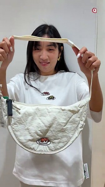 ชี้เป้า Uniqlo x Sushiro 🍣💕 ซื้อกระเป๋าหรือเสื้อยืด รับฟรี ! ที่ใส่บัตร Sushiro ไปเล้ยยย ✨ ⭐️คอลแลปแบบนี้น่ารักเกินไปปปมุ้ย Uniqlo x Sushiro มีให้เลือกทั้งเสื้อ UT ไซส์เด็ก และไซส์ผู้ใหญ่ มีกระเป๋าทรงเกี๊ยว กระเป๋า tote bag ที่เราสามารถคัสตอมลายซูชิโร่ลงบนเสื้อหรือกระเป๋าได้ตามใจ เฉพาะที่สาขาเซ็นทรัลเวิลด์เท่านั้น 💕 โปรพิเศษซื้อเสื้อยืดหรือกระเป๋าลายซูชิโร่ และกดไลก์เพจ Sushiro Thailand รับฟรี✨ที่ใส่บัตรลายซูชิโร่ มีให้เลือก 4 ลายน่ารักมากกก 📅ตั้งแต่: วันนี้ - 30 ก.ย. 69 📍พิกัด : Uniqlo เซ็
