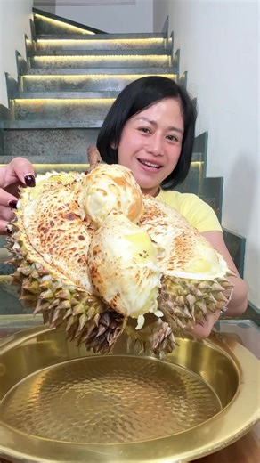 Buruan bikin, tutorial aslinya langsung di masukin Oven ya, karena Duriannya Omay nggak matang - matang banget jadi Omay kukus dulu kemudian di tourch. Durian Mozarella Molor #awurawuremplok #faridanurhan