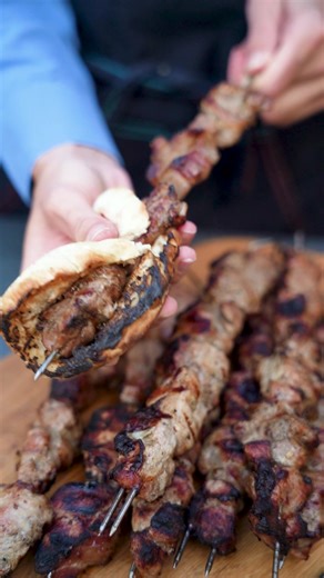 Тази рецепта за шашлик ще промени представите ви за крехко месо на шиш. Научих я в Кавказ, когато изкачвахме един връх в Грузия преди години. В тази част на света знаят как да правят месо на шиш. #loratravels #рецептитеналора #шашлик #свинско Свински шашлик 1.5 кг свински врат, нарязан на едри парчета 1 кг лук, нарязан на шайби 3 скилидки чесън, нарязан на едро 2 ч.л. кимион 2 ч.л. пушен червен пипер По желание лют пипер (на люспи) 2 с.л. олио 300 мл газирана вода Сол и черен пипер на вкус Начин