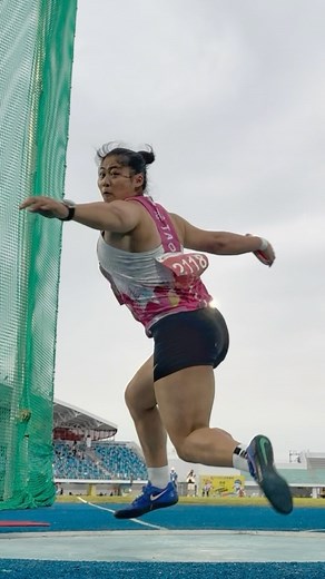 🏆【114年全國運動會】公開女子組 鐵餅(1kg) 決賽｜Women’s Discus Throw Final – National Games Yunlin 2025 🥇金牌｜#江靜緣 – #桃園市｜50.06 ──────────────────── 🥈銀牌｜#簡天愛 – #桃園市｜47.66 🥉銅牌｜#劉家茵 – #臺中市｜45.14 周苡蓁｜花蓮縣｜44.06 呂文寧｜臺北市｜43.66 林蓁｜花蓮縣｜42.41 廖心瑀｜宜蘭縣｜41.81 王若慈｜金門縣｜41.01 桃園市江靜緣在第三擲投出 50.06 公尺，全場唯一突破 50 公尺的選手， 穩定摘下金牌；隊友簡天愛開局首擲 47.66 奪銀， 臺中市劉家茵則以 45.14 公尺收下銅牌。 📸 Photo by @lee_shou_chih（Sport Taiwan） ──────────────────── #114年全國運動會 #全國運動會 #全運會 #114全運會 #114年全國運動會在雲林 ──────────────────── #田徑 #鐵餅 #DiscusThrow #TrackandField ──