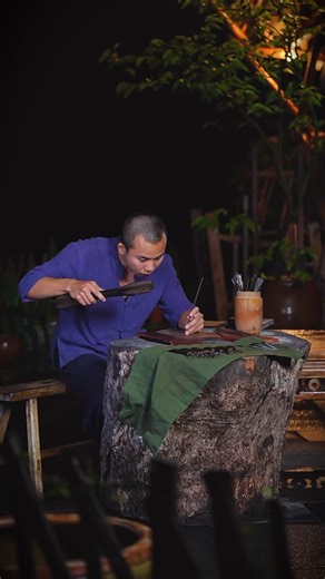 Bai Xingjian on Instagram: "What does our ancestors' "BlingBling aesthetics" look like? How amazing is shell craftsmanship? Radiant, colorful, dazzling... Natural shells, ancient techniques—let's appreciate this traditional craft together part 2❤️ . #myrurallife #ruralcuisine #crayfish #childhood #fishingforsmallfishandshrimp"