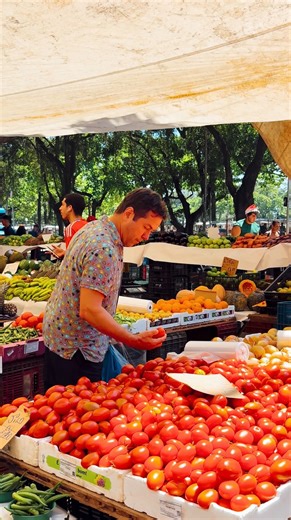 Visit Rio on Instagram: "Guia local pra viver como um carioca de verdade: vá às feiras! As feiras fazem parte da história do Rio há gerações. Foi ali que avós e avôs compraram frutas, legumes e criaram uma tradição que segue viva e pulsante na cidade. Hoje, as feiras são pontos de encontro criativos, reunindo moda autoral, arte, design, decoração e sabores locais. Cada barraca revela a identidade carioca, feita de originalidade, afeto e muita criatividade. Selecionamos feiras que você precisa co