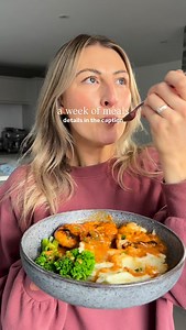 A week of meals inspo 🕺 All of the recipes that are on my page, I will add to my ‘recipe links’ story highlight! The link to buy my cookbook (at 50% off!) is in my bio or comment YES and I’ll send it over 🤗 Monday - Cheesy baked piri chicken and parmesan mash - on my page, posted 25th November Tuesday - Honey BBQ chicken tacos - in my cookbook/ posted 18th Dec Wednesday - Sweet chilli cheesy sausage pasta - posting next week! Sooooo good! Thursday - Easy chipotle beef enchiladas - on my page, 