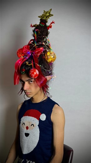 ‎ایلا | آرایشگر‎ on Instagram‎: "هیراستایل مناسب همکار بابانوئل در کریسمس🎄🎅🏻 خلاصه که مــــِری کریــــسمسسس😍🍭 نکته اول ویدیو رو هم باید بگم:”🤭If u know, u know” . #christmashair#christmastree#2026#madbarber"‎