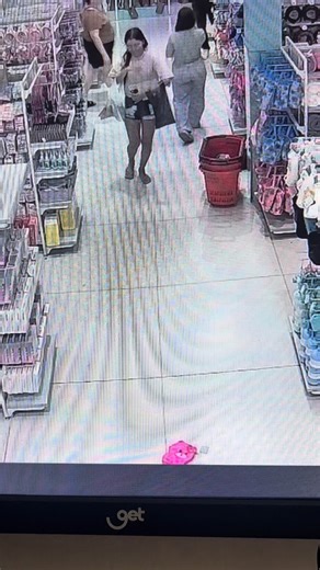 YOOMI PRESENTES on Instagram: "✨ Pegou do chão? Ganhou do céu! ✨ Parte 2 Aqui na Yoomi, atitude boa vira presente 🍫 Passou, ajudou e ainda saiu ganhando! Vem viver essas surpresas com a gente 💛 📍Centro de Fortaleza, Rua General Sampaio, n° 838 (em frente ao Shopping Central) 📍Iandê Shopping, 620, Piso L1, Caucaia. #indicafortaleza #centrodefortaleza #yoomi #reveillon2026"