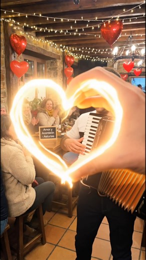 ¿Y si este San Valentín no solo cenas… sino que lo recuerdas todo el año? 💘✨ En Restaurante-Parrilla La Roca hemos preparado algo más que una mesa bonita. Hemos preparado ambiente. Miradas. Música en directo que pone la piel de gallina. 🎶 Imagina la cena… La luz tenue… Y el acordeón sonando mientras brindáis. Eso no es un plan. Es un recuerdo en construcción. ❤️ 📞 Reserva ahora: 985 70 62 93 📍 Sevares, Piloña #SanValentín #CenaRomántica #Asturias #LaRoca 💕 | Restaurante La Roca