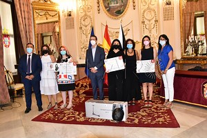 Las ganadoras del concurso de relatos de Coca Cola recogen sus regalos