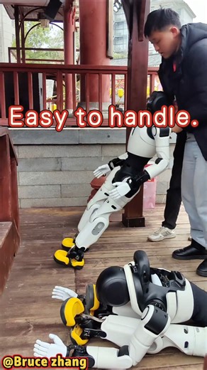 Robot, so easy to controll. #搞笑视频 #funnyshorts #funny #robot #shorts #china