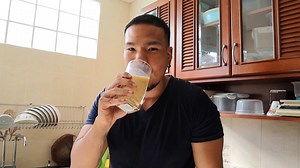 หนุ่มรักสุขภาพอย่างคุณ Puwadon Naenon จะมาแนะนำ “สูตรไก่ปั่นผลไม้รวม” ที่คอนเฟิร์มเลยว่าอร่อย ไม่มีกลิ่นคาว รสชาติคล้ายนมเปรี้ยว แต่ไม่ใช้นมเป็นส่วนผสม ใครแพ้นมก็ดื่มได้ แถมปั่นด้วยระบบสุญญากาศของเครื่องปั่นฟิลิปส์ HR3752 ทำให้เนื้อสมูทตี้เนียนละเอียด ไม่มีฟอง ไม่แยกชั้นให้เสียรสชาติ พร้อมล็อคสารอาหาร ดื่มแล้วย่อยเร็ว ดูดซึมไว ใครต้องการโปรตีนสร้างกล้ามเนื้อและลดไขมันต้องลองค่ะ ล็อคสารอาหารได้อย่างไร ไปดูกันเลย : http://to.philips/6188EXc4j ข้อมูลเพิ่มเติม : http://to.philips/6180EXc4e #ล็อคคุณค