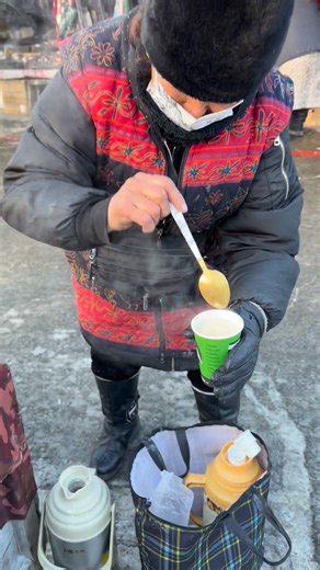 米丸まき子 on Instagram: "【旅の小話 モンゴル編—— 食と文化と、揺さぶられる思考】 モンゴルの食事は、とにかくパワフルだ。 レストランのメニューには堂々とカロリー表示があって、 １人前のスープひとつで「2500キロカロリー」と書いてある。 （一応、健康を気にしているのか？） 高校生男子が歓喜しそうな、 肉、炭水化物、乳製品、揚げ物のオンパレード。 流石の私の胃袋も、２日目にして限界を超えた🤣 この国の人たちは、本当によく食べる。 今回、運転をしてくださっている、 軍人でもあるボボさん（38歳、190cm、110kg）。 500グラムはあろうかというステーキを、 豪快に、力強く、迷いなく、しかも本当においしそうに食べる。 漫画の世界でしか見たことのないような食べっぷりで、見ているこちらが感動するレベルだ。😆 体力も桁違いで、全身がエネルギーで満ちている。 これが“肉の力”なのだろうか。 お酒もよく飲む。 ホテルに戻って、モンゴルについてふと気になって調べてみる。 ☝️モンゴルの人口は、およそ350万人と言われている。 日本の1/30ほどの人々が、 日本の約4倍の広さ