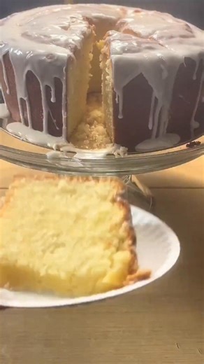 This lemon buttermilk pound cake is the one people say tastes EVEN BETTER the next day 🍋 Ultra-moist crumb, real lemon flavor, and that bakery-style density everybody wants. If your pound cakes keep coming out dry this is the fix. Save this recipe, you’ll thank me later. This is my go-to lemon pound cake for holidays, Sundays, and when you want that “who made this?” reaction. 📌 Lemon Buttermilk Pound Cake Recipe 📌 Moist pound cake 📌 No dry crumb 📌 Bakery-style texture Recipe full instructio