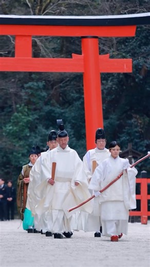 世界遺産 賀茂御祖神社（下鴨神社） on Instagram: "1月15日「御粥祭」。 御手洗川で禊を終えた神職が神前に特殊神饌を奉り、参拝の皆さまへは下鴨神社婦人会より小豆粥をお振舞いしました。 #下鴨神社 #賀茂御祖神社 #御粥祭 #小豆粥 #御手洗川 神饌 京都 世界遺産"