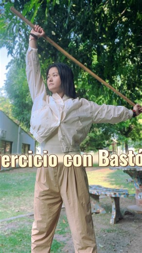 Hoy la maestra Chen Min comparte un interesante ejercicio con bastón para mejorar la flexibilidad de los hombros y liberar la tensión de la espalda. ¡Anímense a probarlo y cuéntennos cómo les resulta! Nos vemos este domingo a las 14:30 en Parques Nacionales para dar comienzo al gran festejo del Año Nuevo Chino 2026 – Caballo de Fuego 🎉🏮🐎 #cawswushu #bienestar #añonuevochino #maestrachenmin #cultura | Club Argentino de Wushu