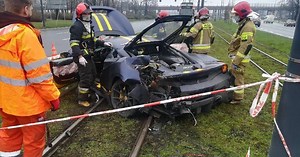 Ferrari za ponad 1,3 mln zł roztrzaskał w Łodzi. Co poszło nie tak? [ZDJĘCIA] - Dziennik.pl
