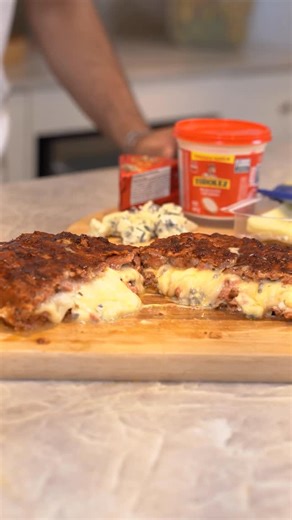 Gui Tank on Instagram: "Manta de Linguiça com QUEIJOS 🧀 🤤 Pensa numa receita que vai surpreender a família inteira?! Essa aqui é uma verdadeira MARAVILHAAAAA!! Simples, fácil de fazer e com um sabor SURREAL que só os Queijos da @tirolezqueijos TEM! 🤤🥹🤌🏼 10/10 em absolutamente TUDO! Marca o @ de quem vai fazer essa delícia pra vc 🥰😘 Ingredientes 👨🏻‍🍳 * Linguiça Toscana (1kg) Tempero a gosto: * Pimenta Calabresa * ⁠Chimichurri * ⁠Orégano * ⁠Páprica defumada Recheio Queijudo 🧀 * ⁠Requei