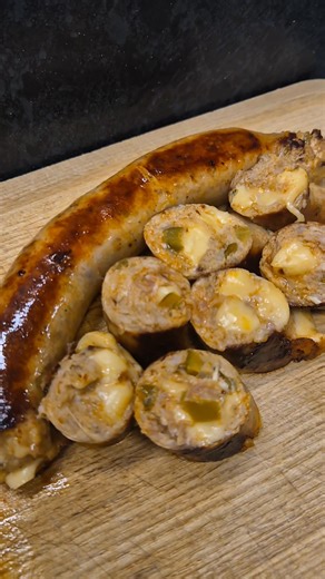 Neu: Chilicheese Bratwurst 😍 Endstufe der Besinnlichkeit 🤤 #bratwurst #chili #cheese #metzgerei #lecker | Metzgerei Pickartz GmbH