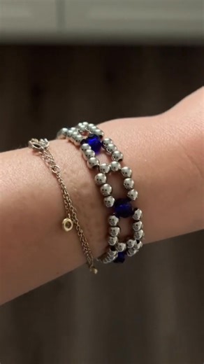 Blue bracelet #tutorial #beads #handmadejewelry #smallbusiness #viral #fyp #friendshipbracelets #beadsjewelry #handmade #bracelettutorial #makethefriendshipbracelets #stepbystep #tylorswift #diybracelet #braceletmaking #swiftie #erastour #ttpd #swift | Fingertips_art