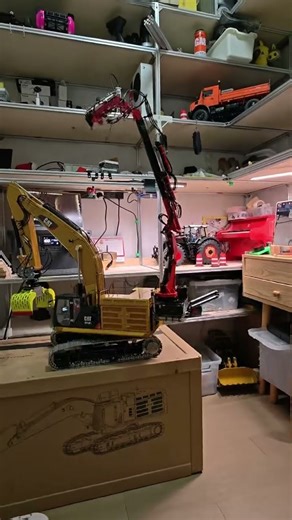 Do you know what an excavator with a telescopic boom looks like?