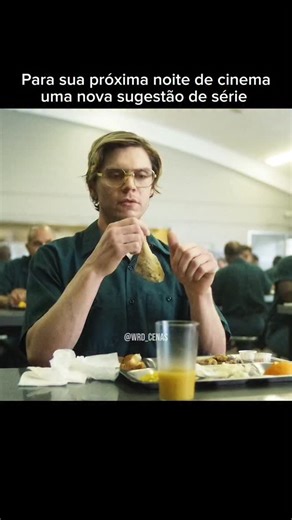 WRD CENAS on Instagram: "🎞️ Série: Dahmer 📝 Sinopse: A série da Netflix, "Dahmer: Um Canibal Americano", retrata a vida e os crimes de Jeffrey Dahmer, um dos mais notórios assassinos em série dos Estados Unidos. Entre 1978 e 1991, Dahmer assassinou 17 homens e garotos. A produção, criada por Ryan Murphy, explora a trajetória de Dahmer desde a infância até a vida adulta, mostrando uma situação familiar instável e uma infância conturbada. A narrativa não segue uma linha cronológica linear, alter