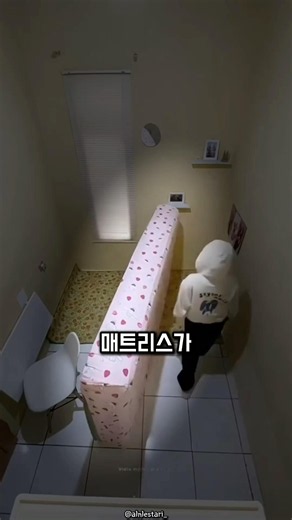 The girl who fit the mattress perfectly into a small room 🛌