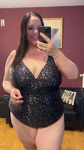 Maillot de bain une pièce éclats métalliques. Bonnets souples et anneau fantaisie. Taille 44/46 à 64/66 Prix 60 | Fashion Curvy Shop