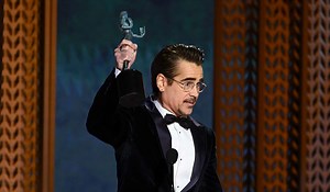 Colin Farrell name-checks his whole family as he accepts SAG Award for The Penguin
