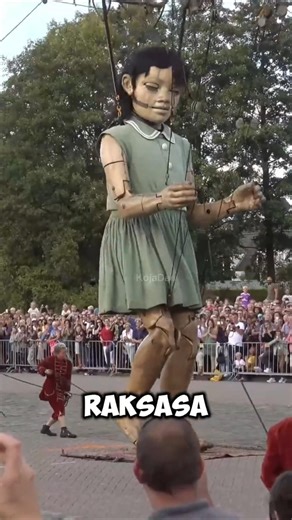 Pertunjukan Boneka Raksasa