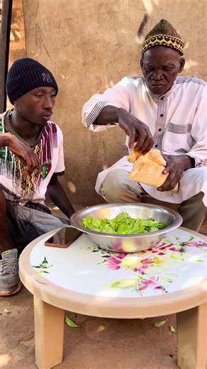 Le vieux aussi hein 😂😂😂