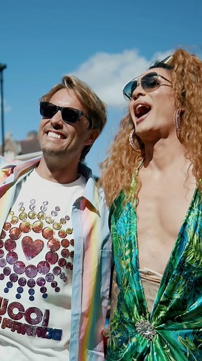 Bas Smit on Instagram: "Wow wat een sensationele dag was dit🤩 M’n lieve vriend @rnldkmpmnn heeft voor t eerst in jaren z’n stoute hakken aangedaan en als de knappe ChouChou geshined als geen ander💃 Het was een eer om dit te mogen doen, thnx @prideamsterdam 🙏 Het was zo geweldige sfeer op de kade, het water, de hele stad in goede mood en blij. Iedereen kon heerlijk zichzelf zijn, zoals het hoort! 💪🏳️‍🌈🏳️‍⚧️ Speciale dank ook @bokrook_b21 & @jetcarnederland voor alles (no spon ;-)) en @cris