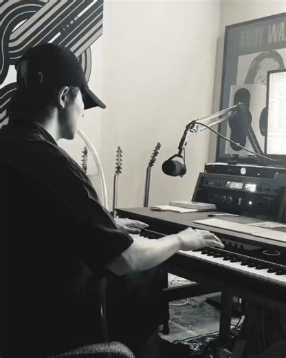 楽器の音を人間の声のように変化させるためのエフェクターで音をホースに流してギターを弾くと透明なホースを通って、音が上に向かって出てきて声は出さず口を「あ・い・う・え・お」と動かすことで楽器の音が口の中で共鳴しギターが喋っているようなサウンドが作れるらしい😳#岸優太