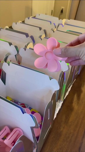 Another goody box idea✨ #fyp #fypシ #foryou #parati #goodybags #goodybagideas #goodyboxes #momlife #momsoftiktok #fiesta #dulces #piñata #cumpleaños #viral #girlmom #barbie #party #hellokitty #hellokittyparty #barbieparty #barbiegirl #partyfavors #ideasparafiestas