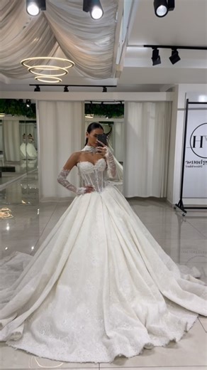 ✨ New ✨ #princessbride #weddinghousedüsseldorf #bride #princessbride #princessdress #wedding #hochzeitskleid #brautkleid #bridalstore #weddingdress #dress #bridal #reels | ＥＬＢＩＳＥＬＬＡ