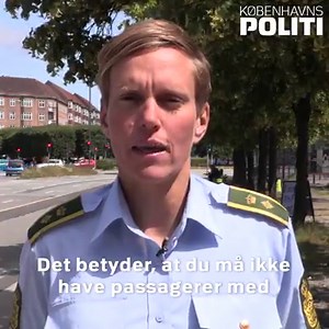 Må man køre fuld på el-løbehjul? Svaret er nej. Promillegrænsen er 0,5, og ud over at sætte din egen og andres sikkerhed på spil, risikerer du også at blive sigtet og dømt for spritkørsel. Kører du ulovligt på el-løbehjul og bliver involveret i en ulykke, kan du også risikere, at forsikringen ikke dækker, så du ender med at skulle betale regningen selv. Få styr på reglerne med Københavns Politi og læs mere på vores hjemmeside: sikkertrafik.dk/elloebehjul | Rådet for Sikker Trafik