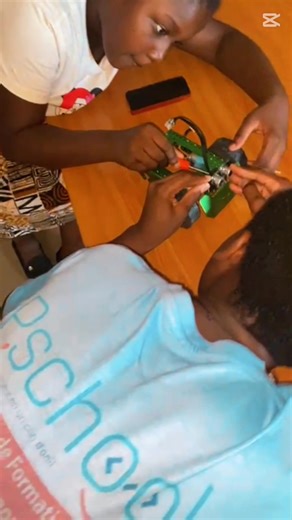 🎓 Pourquoi choisir Pschool ? Quelle différence ? Quel objectif ? Chez Pschool, nous avons une mission claire : Former une nouvelle génération de jeunes africains capables de comprendre, créer et maîtriser les technologies du futur. 🔍 Notre objectif : Donner aux enfants et aux jeunes de 5 à 19 ans les compétences, la confiance et la passion pour devenir des acteurs du numérique, pas de simples utilisateurs. Nous voulons qu’ils puissent innover, entreprendre et résoudre les problèmes de demain, 