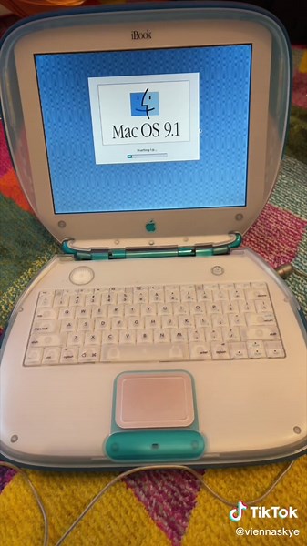 Powering up my vintage Apple iBook