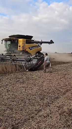 91K views · 437 reactions | WHAT DOES THE COMBINE HARVESTER HARVEST #bigtractorpower #tracteur #agriculture #agro #tractor #farmequipment #farming | lesio | Facebook