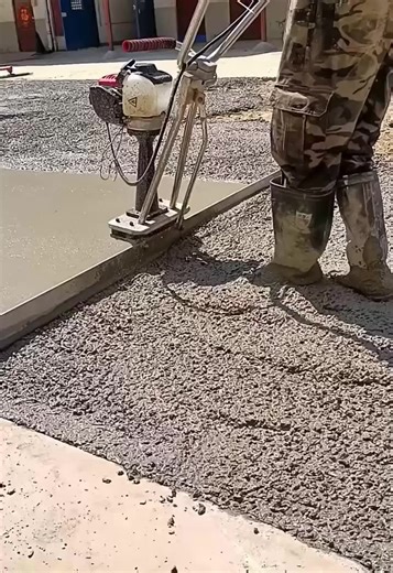 Gasoline Powered Concrete Vibrating Truss Screed Roller Paver Leveling Machine