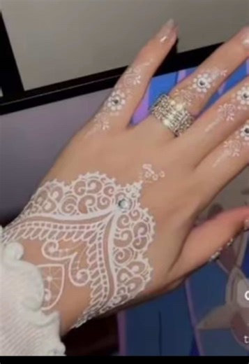 Kita pulak tak suka bilik crowded ramai ii sangat, prefer duduk sorang pasang henna sendiri baru tenang🥹😭 #fyp #hennasticker #whitehenna #wedding #akad
