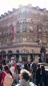 🇫🇷 La boutique pop-up Pierre Hermé Paris vous accueille aux @galerieslafayette Le Gourmet jusqu’au 29 avril. Plongez dans la collection de Pâques Pris Au Jeu, où le chocolat devient un terrain d’expression ludique : jeu de dames, échecs, dominos ou labyrinthe… Laissez-vous surprendre et savourez le plaisir du jeu gourmand. . 🇬🇧 The Pierre Hermé Paris pop-up boutique welcomes you at @galerieslafayette Le Gourmet until April 29. Dive into the Pris Au Jeu Easter collection, where chocolate beco