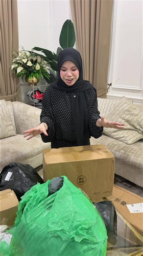 terjebak dengan pinduoduo memey ngosekkk..ni baru 20 barang sampai, total semua 80 lebih barang kak tina order hahaha.bangunlah mek awe wei 🤣 #tinaarenabeauty #tinabeautycoffee #fyp #unboxing #pinduoduo