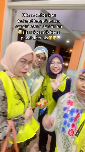 dia punya terkejut nampak muka dia cerah tu mcm nampak muka tu berubah jd siti nurhaliza ekh🤣😂😂