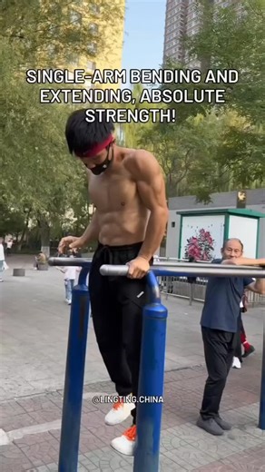 Inspired Calisthenics on Instagram: "One arm dip goals 💪🦾⁣ ⁣ Follow @inspiredcalisthenics for more!⁣ ⁣ Via lingting.china⁣ ⁣ ⁣ ⁣ ⁣ #armsstrength #calisthenicsskills #singlearmdip #street_workout_oficial #barbrothers #bodyweightwarrior #freestyleform"